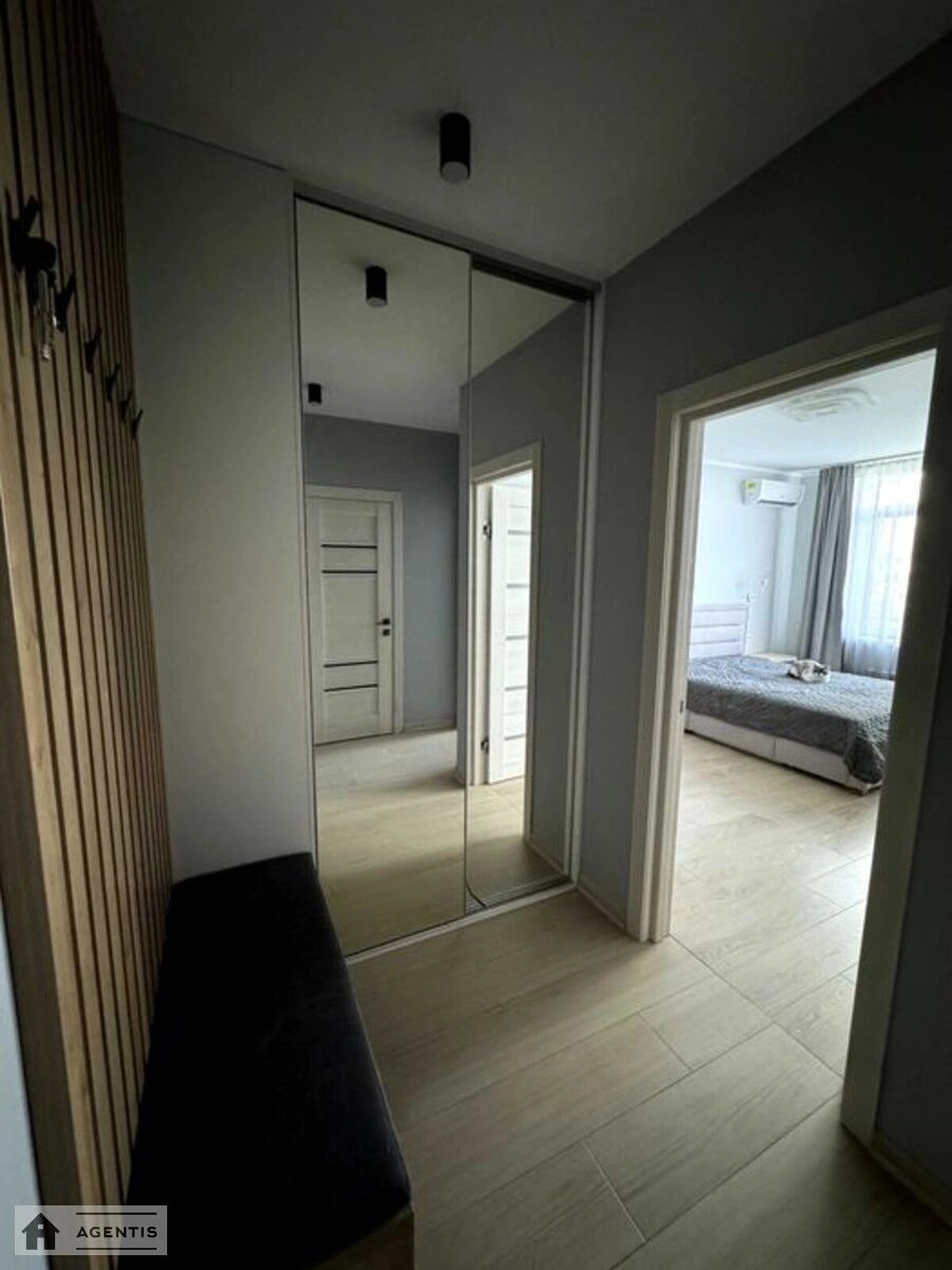 Apartment for rent. 1 room, 40 m², 1st floor/9 floors. Yunatcka 4, Kyiv. 