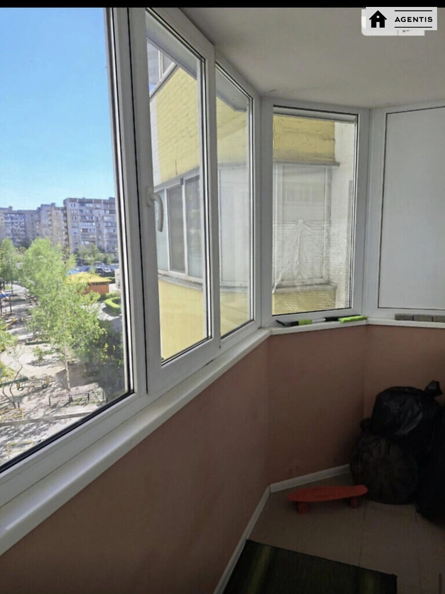 Apartment for rent. 2 rooms, 70 m², 3rd floor/26 floors. 6, Dragomanova 6, Kyiv. 