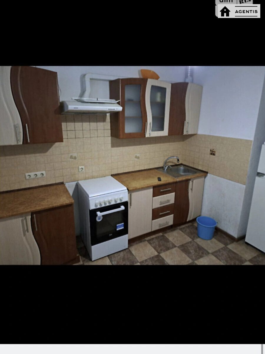 Сдам квартиру. 2 rooms, 70 m², 3rd floor/26 floors. 6, Драгоманова 6, Киев. 