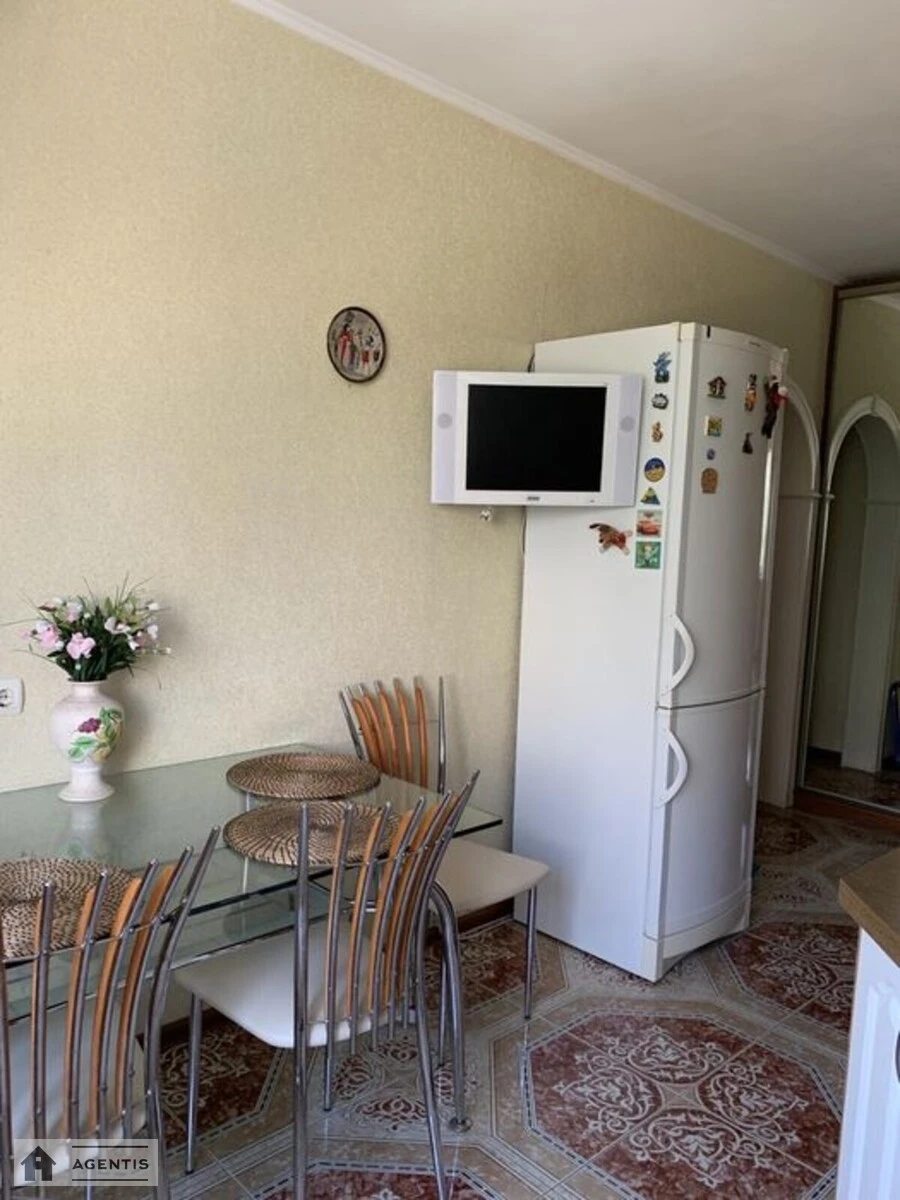 Apartment for rent. 2 rooms, 54 m², 4th floor/18 floors. Akademika Hlushkova vul., Kyiv. 