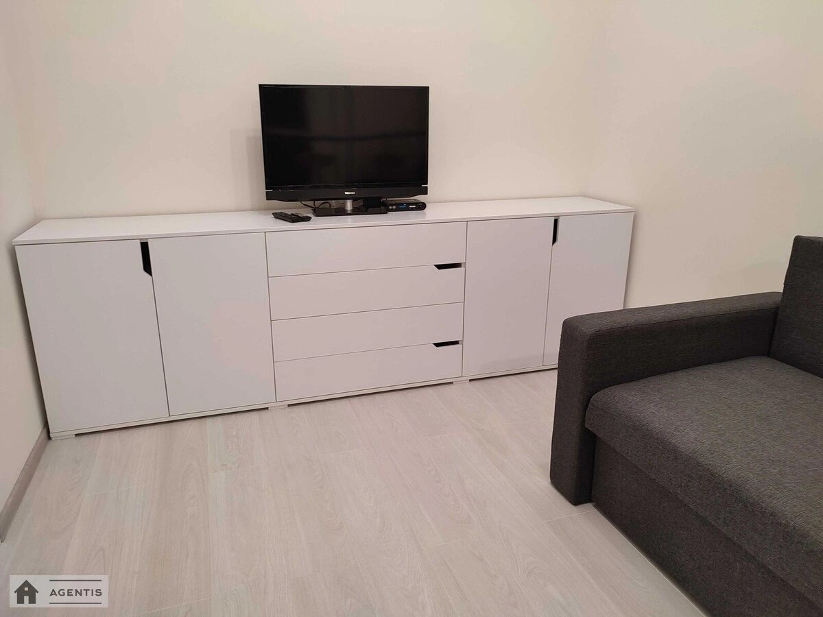 Сдам квартиру. 1 room, 32 m², 1st floor/1 floor. Деснянский район, Киев. 