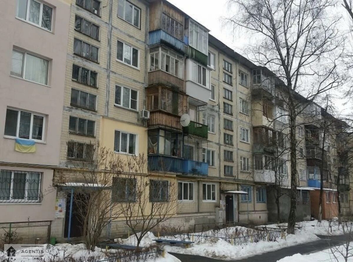 Apartment for rent. 1 room, 28 m², 2nd floor/5 floors. 9, Hnata Yury vul., Kyiv. 