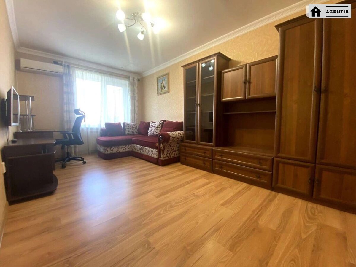 Сдам квартиру. 3 rooms, 56 m², 5th floor/5 floors. 43, Бориспольская 43, Киев. 