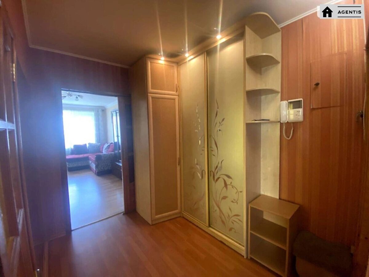 Сдам квартиру. 3 rooms, 56 m², 5th floor/5 floors. 43, Бориспольская 43, Киев. 