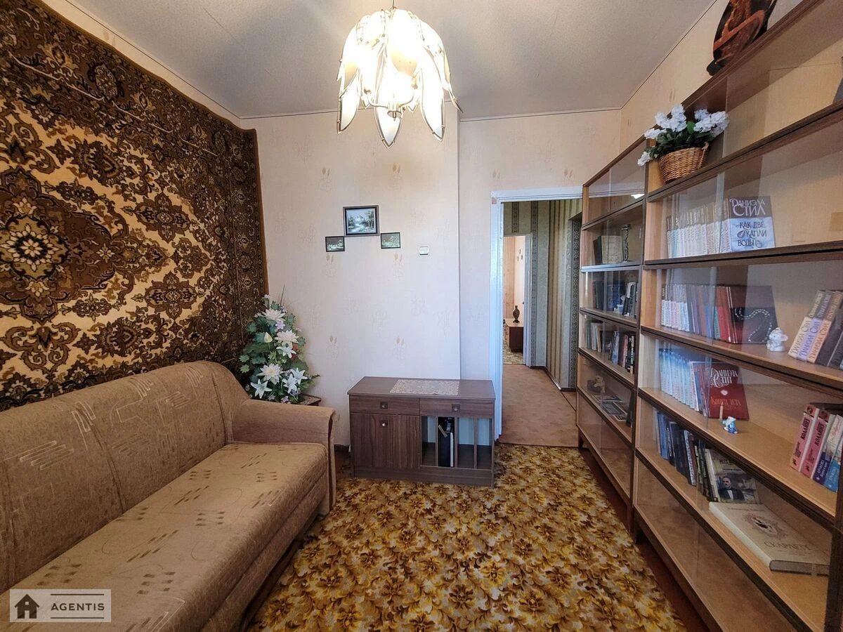 Apartment for rent. 3 rooms, 69 m², 3rd floor/9 floors. 5, Serzha Lyfarya vul. Oleksandra Saburova, Kyiv. 