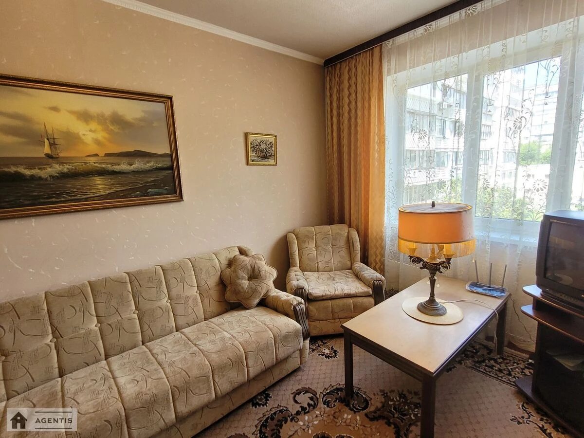 Apartment for rent. 3 rooms, 69 m², 3rd floor/9 floors. 5, Serzha Lyfarya vul. Oleksandra Saburova, Kyiv. 