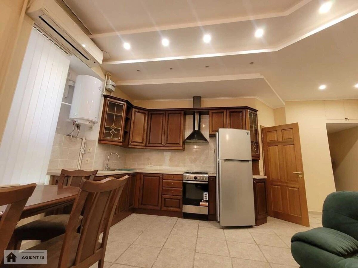 Apartment for rent. 3 rooms, 105 m², 3rd floor/4 floors. Malopidvalna 4, Kyiv. 