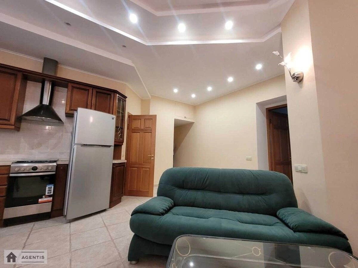 Apartment for rent. 3 rooms, 105 m², 3rd floor/4 floors. Malopidvalna 4, Kyiv. 