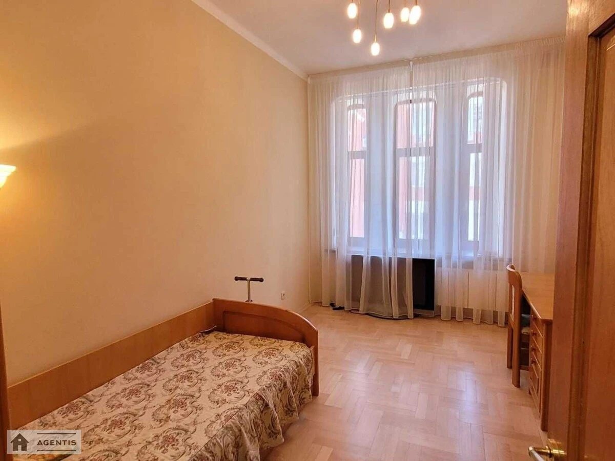 Apartment for rent. 3 rooms, 105 m², 3rd floor/4 floors. Malopidvalna 4, Kyiv. 