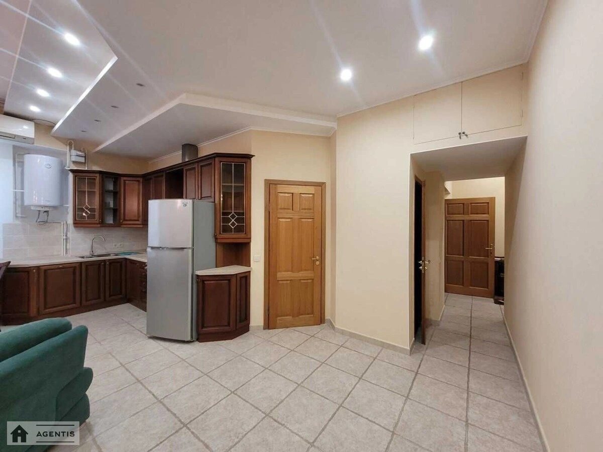 Apartment for rent. 3 rooms, 105 m², 3rd floor/4 floors. Malopidvalna 4, Kyiv. 