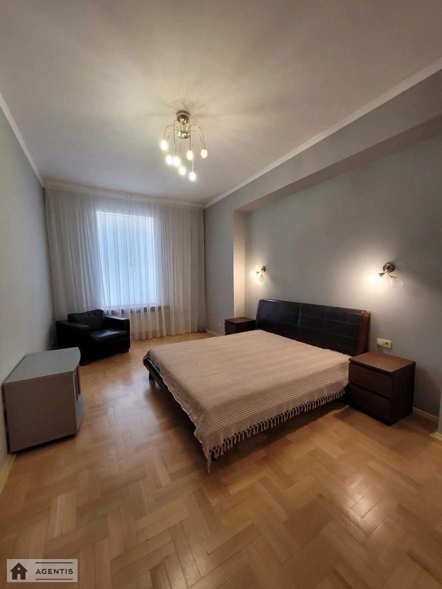 Apartment for rent. 3 rooms, 105 m², 3rd floor/4 floors. Malopidvalna 4, Kyiv. 
