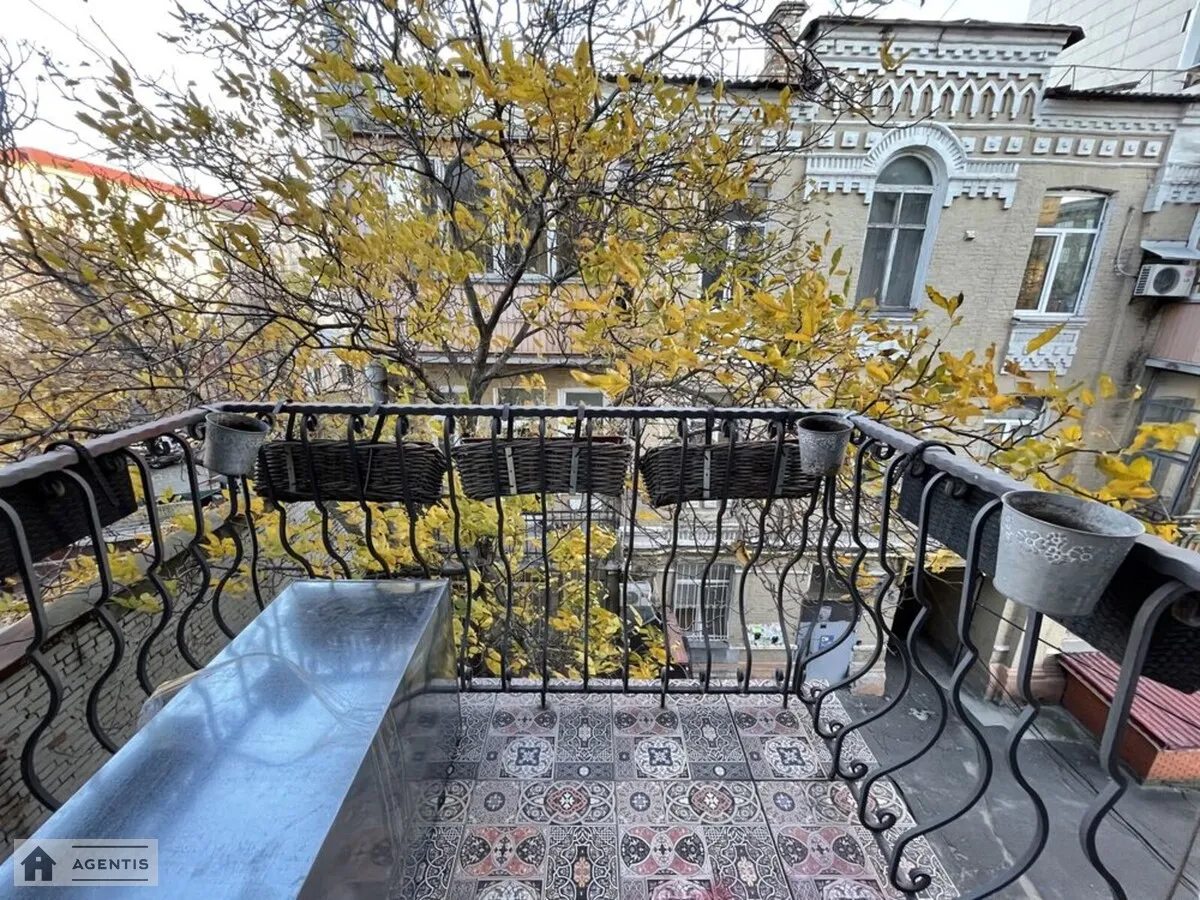 Apartment for rent. 2 rooms, 52 m², 3rd floor/4 floors. 59, Antonovycha vul. Horkoho, Kyiv. 