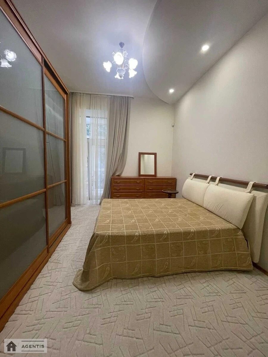 Сдам квартиру. 3 rooms, 100 m², 4th floor/4 floors. Сечевых Стрельцов, Киев. 