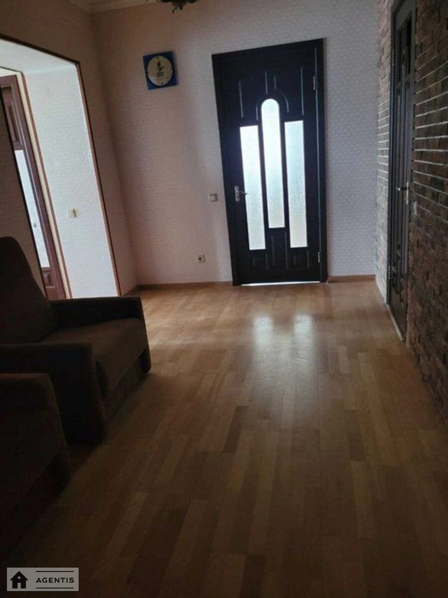 Сдам квартиру. 2 rooms, 60 m², 7th floor/20 floors. 64, Юрія Литвинського вул. (Російська), Киев. 