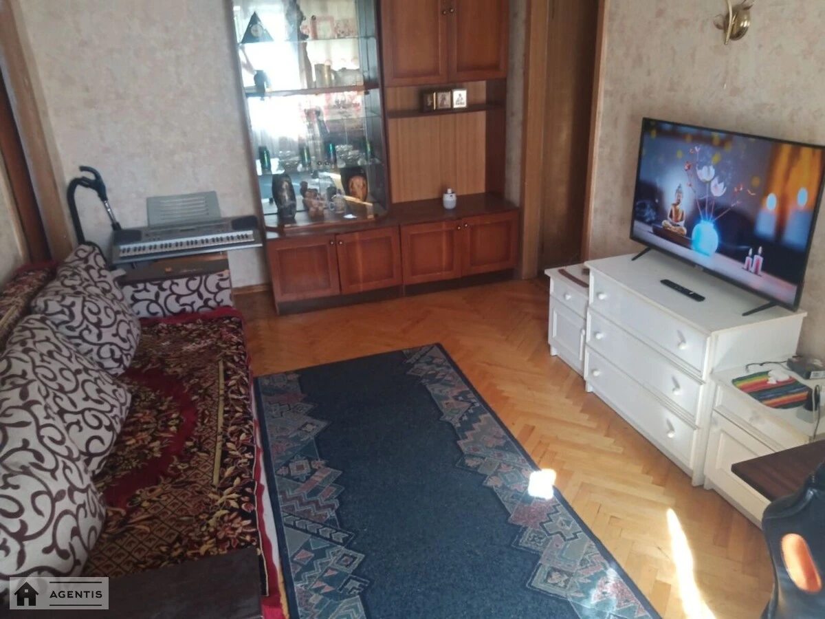 Apartment for rent. 3 rooms, 49 m², 1st floor/5 floors. Sobornosti prosp. Vozzyednannya, Kyiv. 