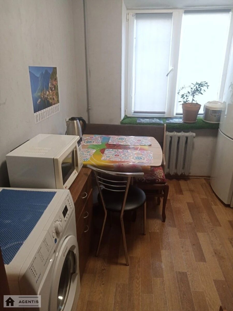 Apartment for rent. 3 rooms, 49 m², 1st floor/5 floors. Sobornosti prosp. Vozzyednannya, Kyiv. 