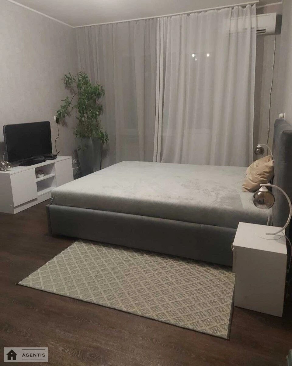 Apartment for rent. 1 room, 42 m², 6th floor/16 floors. 6, Anny Akhmatovoyi vul., Kyiv. 