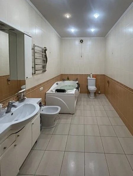В центре Одессы частный дом 420 м с подвалом, 9 комнат. Гараж. 