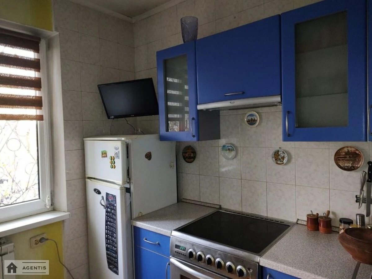 Apartment for rent. 3 rooms, 70 m², 2nd floor/18 floors. Revutckogo, Kyiv. 