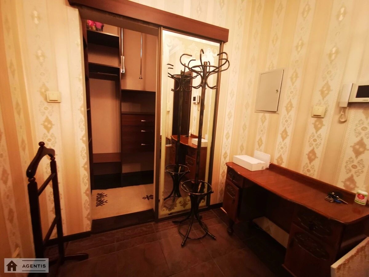 Apartment for rent. 1 room, 60 m², 13 floor/28 floors. 21, Sribnokilska 21, Kyiv. 