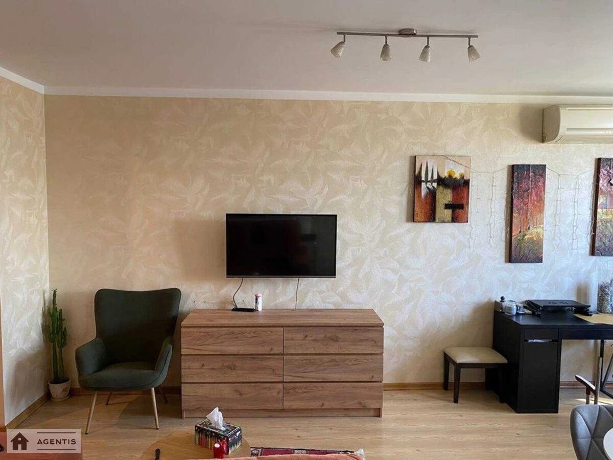 Apartment for rent. 2 rooms, 70 m², 17 floor/24 floors. Saperno-Slobidska, Kyiv. 