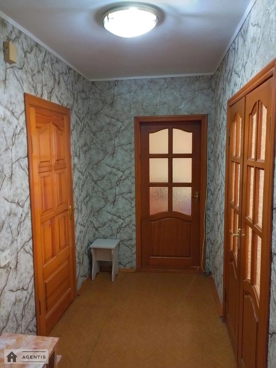 Apartment for rent. 2 rooms, 55 m², 1st floor/16 floors. 3, Solomiyi Krushelnytskoyi vul., Kyiv. 