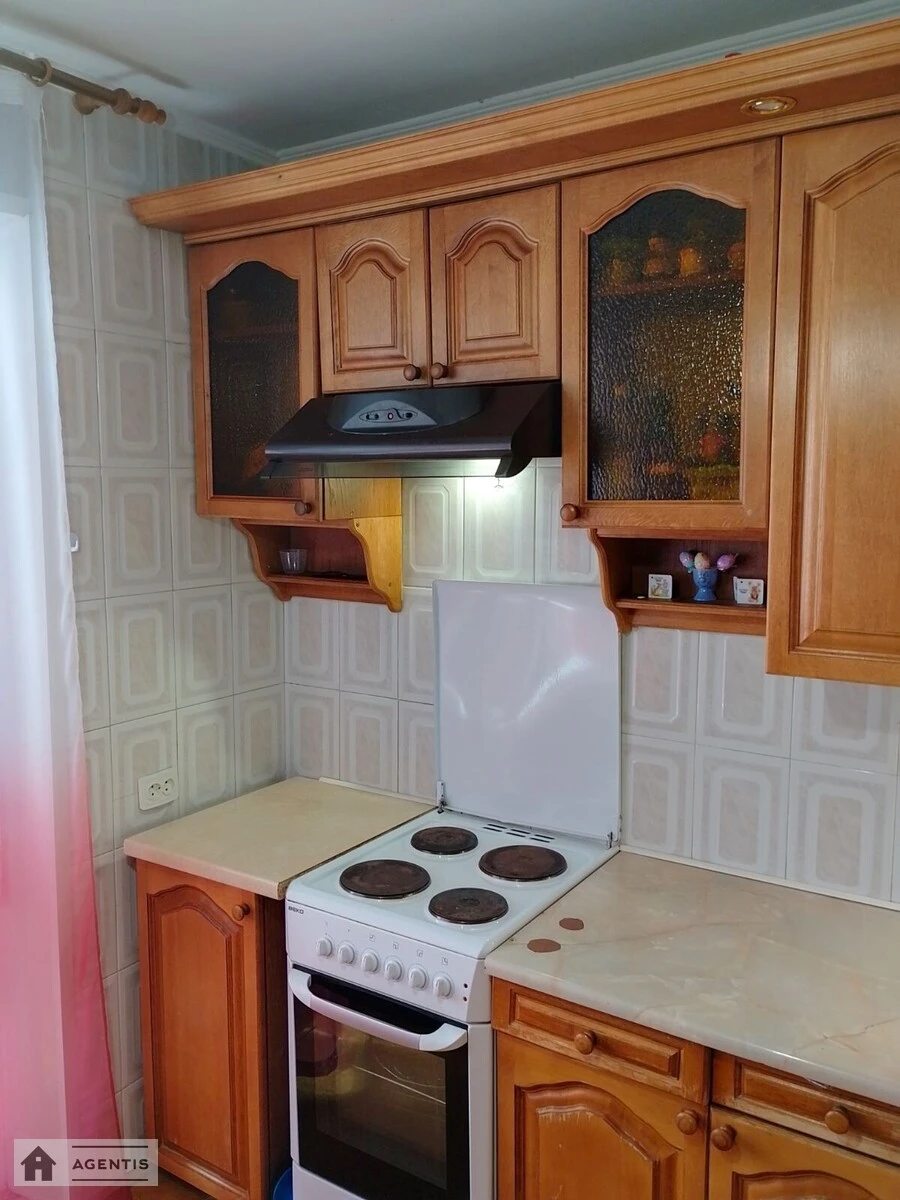 Apartment for rent. 2 rooms, 55 m², 1st floor/16 floors. 3, Solomiyi Krushelnytskoyi vul., Kyiv. 