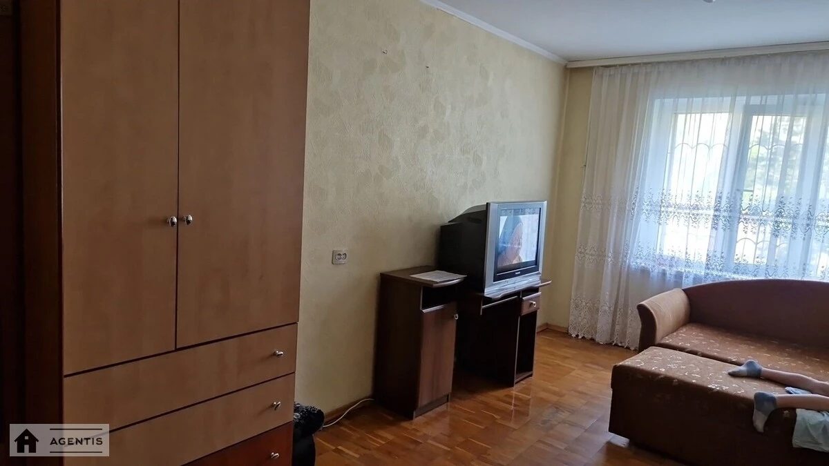 Apartment for rent. 2 rooms, 55 m², 1st floor/16 floors. 3, Solomiyi Krushelnytskoyi vul., Kyiv. 