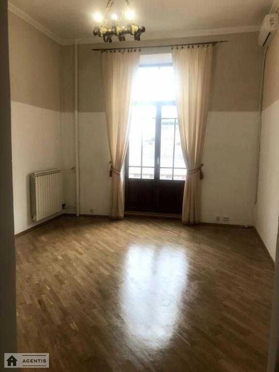 Сдам квартиру. 3 rooms, 130 m², 5th floor/6 floors. 32, Богдана Хмельницького вул., Киев. 