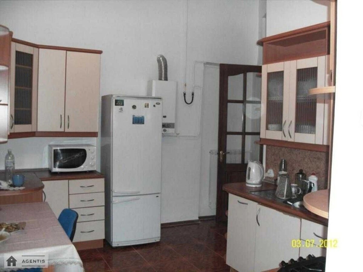 Сдам квартиру. 3 rooms, 130 m², 5th floor/6 floors. 32, Богдана Хмельницького вул., Киев. 