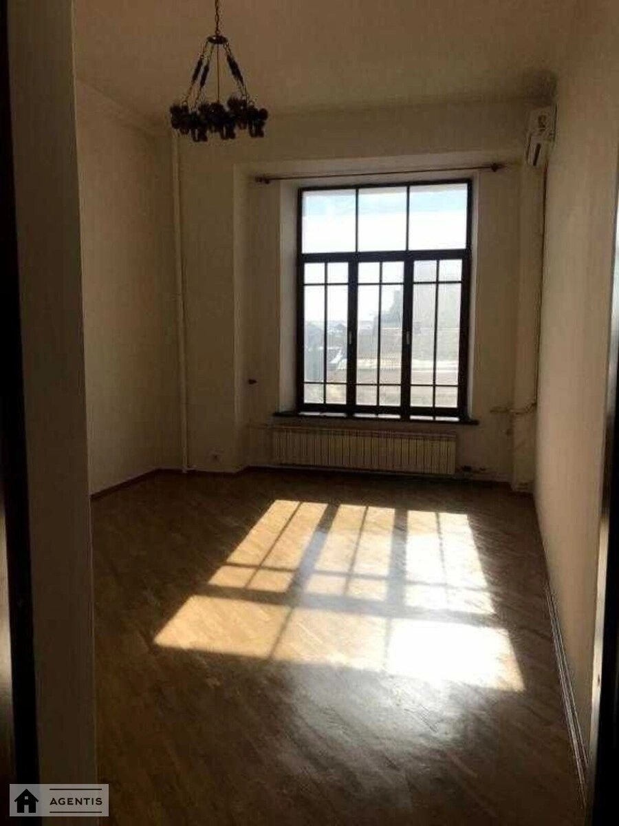 Apartment for rent. 3 rooms, 130 m², 5th floor/6 floors. 32, Bohdana Khmelnytskoho vul., Kyiv. 