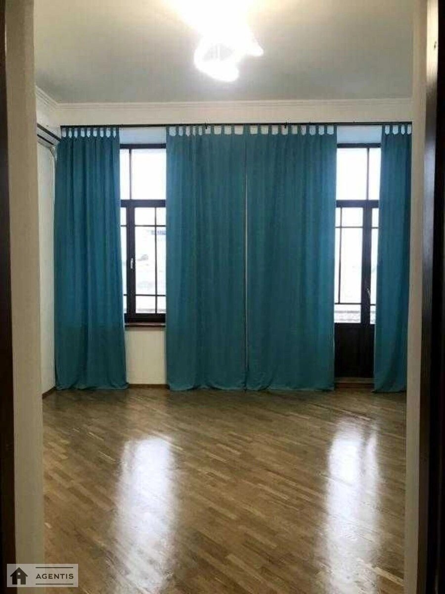 Сдам квартиру. 3 rooms, 130 m², 5th floor/6 floors. 32, Богдана Хмельницького вул., Киев. 