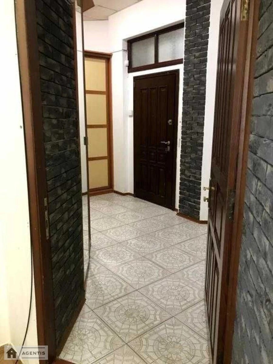 Сдам квартиру. 3 rooms, 130 m², 5th floor/6 floors. 32, Богдана Хмельницького вул., Киев. 