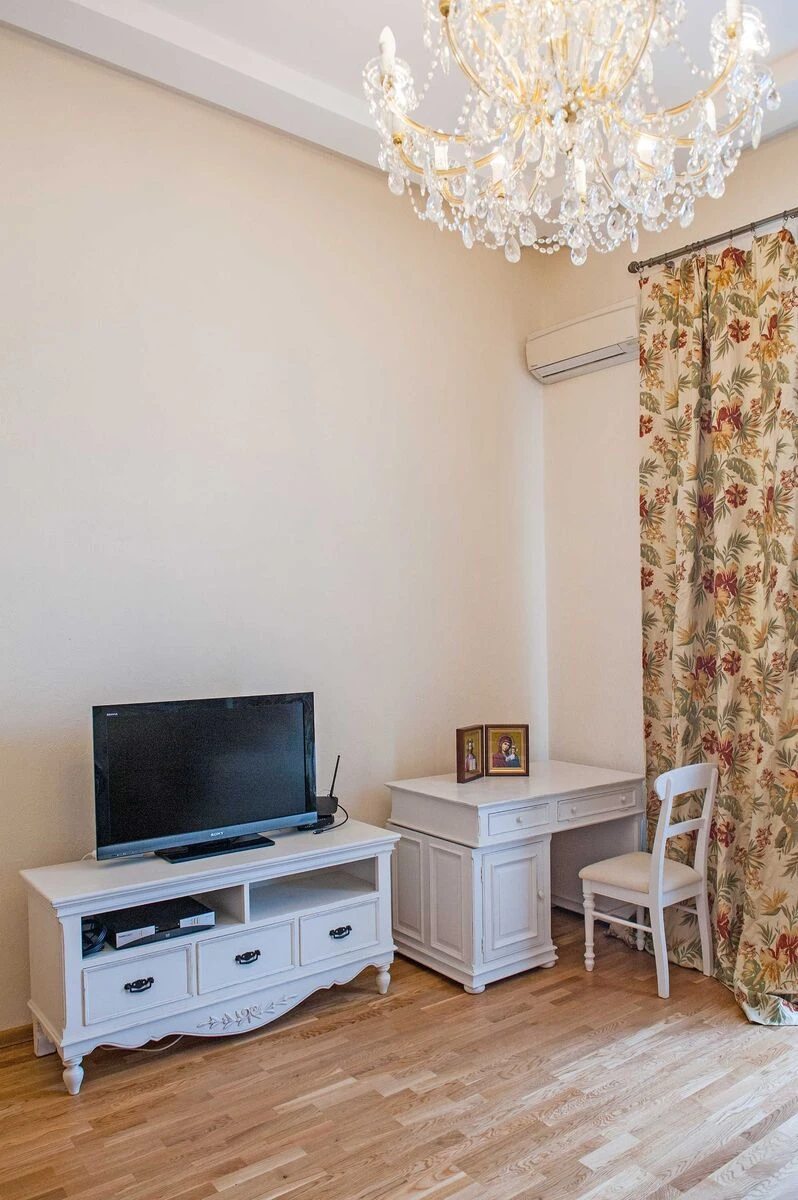 Apartment for rent. 2 rooms, 68 m², 2nd floor/6 floors. 9, Myhaylivskiy 9, Kyiv. 