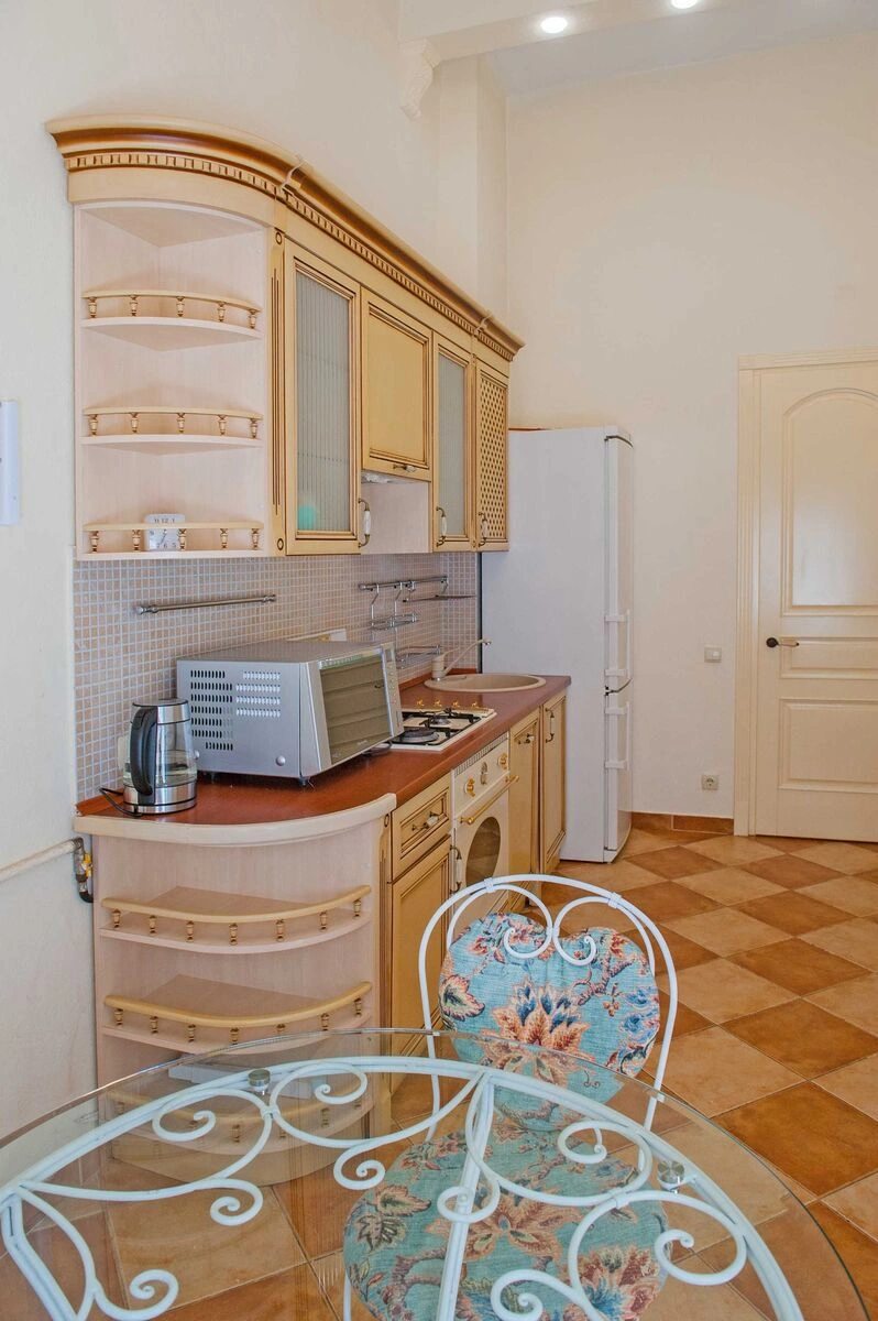 Apartment for rent. 2 rooms, 68 m², 2nd floor/6 floors. 9, Myhaylivskiy 9, Kyiv. 