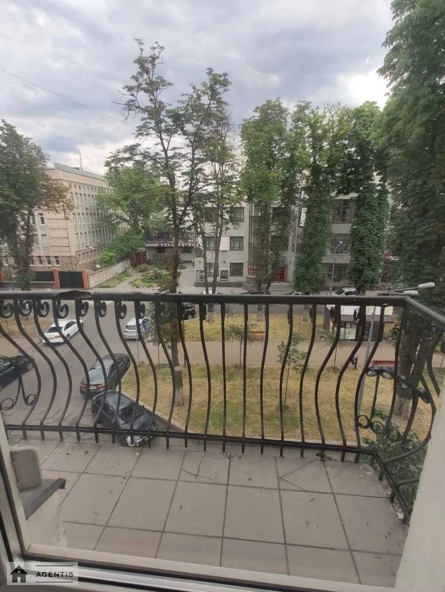 Сдам квартиру. 4 rooms, 220 m², 3rd floor/5 floors. 13, Шелковичная 13, Киев. 