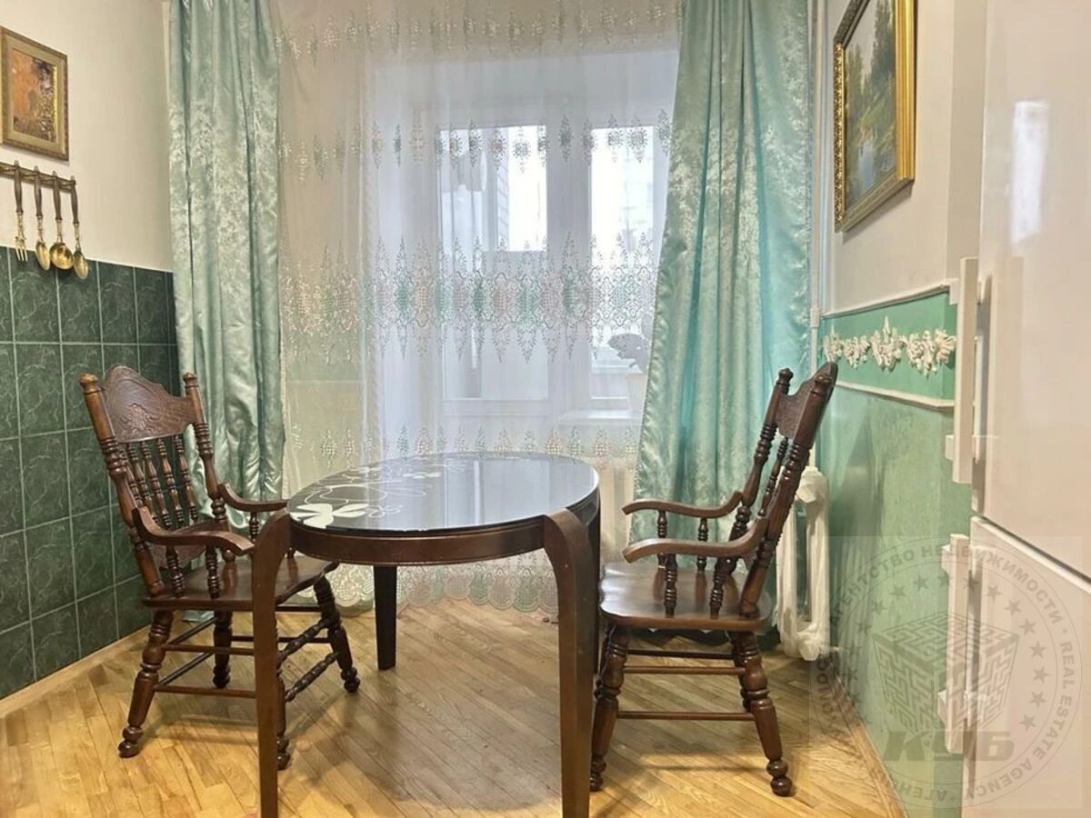 Продаж квартири 3 кімнати, 115 m², 9 пов./15 поверхів. 10, Котельникова Михайла 10, Київ. 