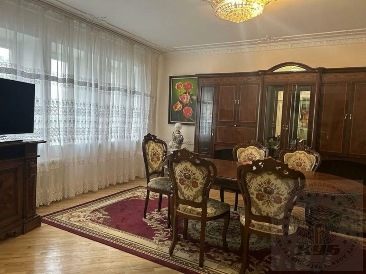 Продаж квартири 3 кімнати, 115 m², 9 пов./15 поверхів. 10, Котельникова Михайла 10, Київ. 