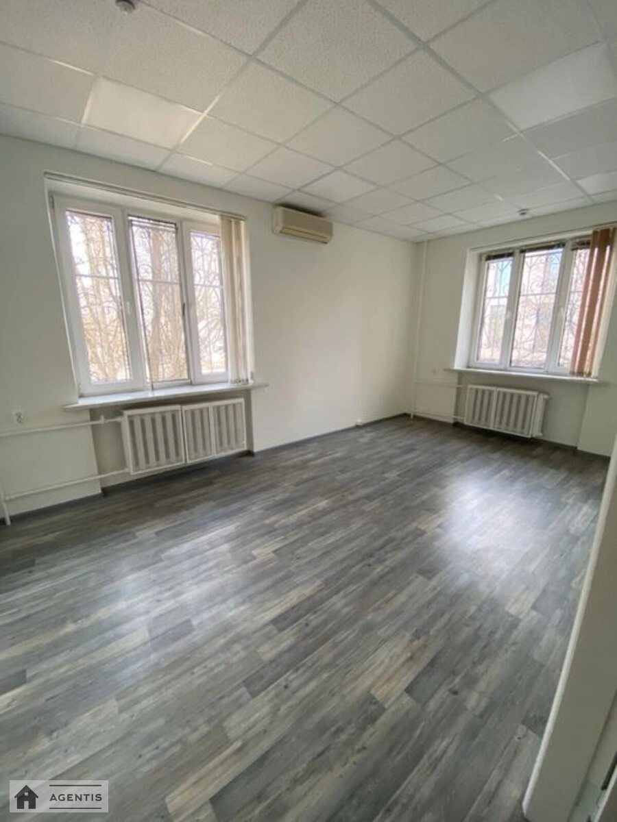 Apartment for rent. 2 rooms, 70 m², 1st floor/5 floors. 17, Mykoly Mikhnovskoho bulv. Druzhby Narodiv, Kyiv. 