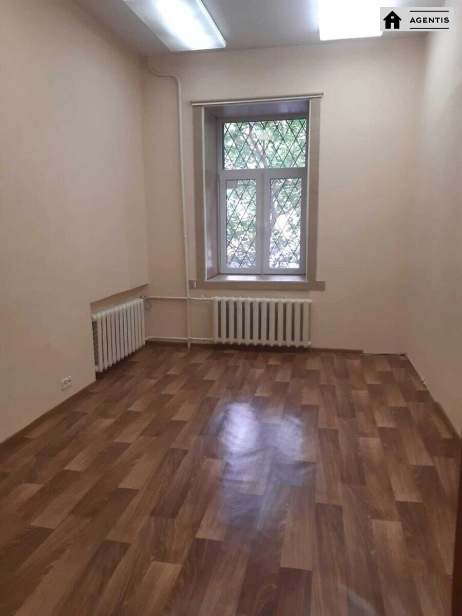 Apartment for rent. 3 rooms, 70 m², 1st floor/4 floors. 79, Volodymyrska 79, Kyiv. 