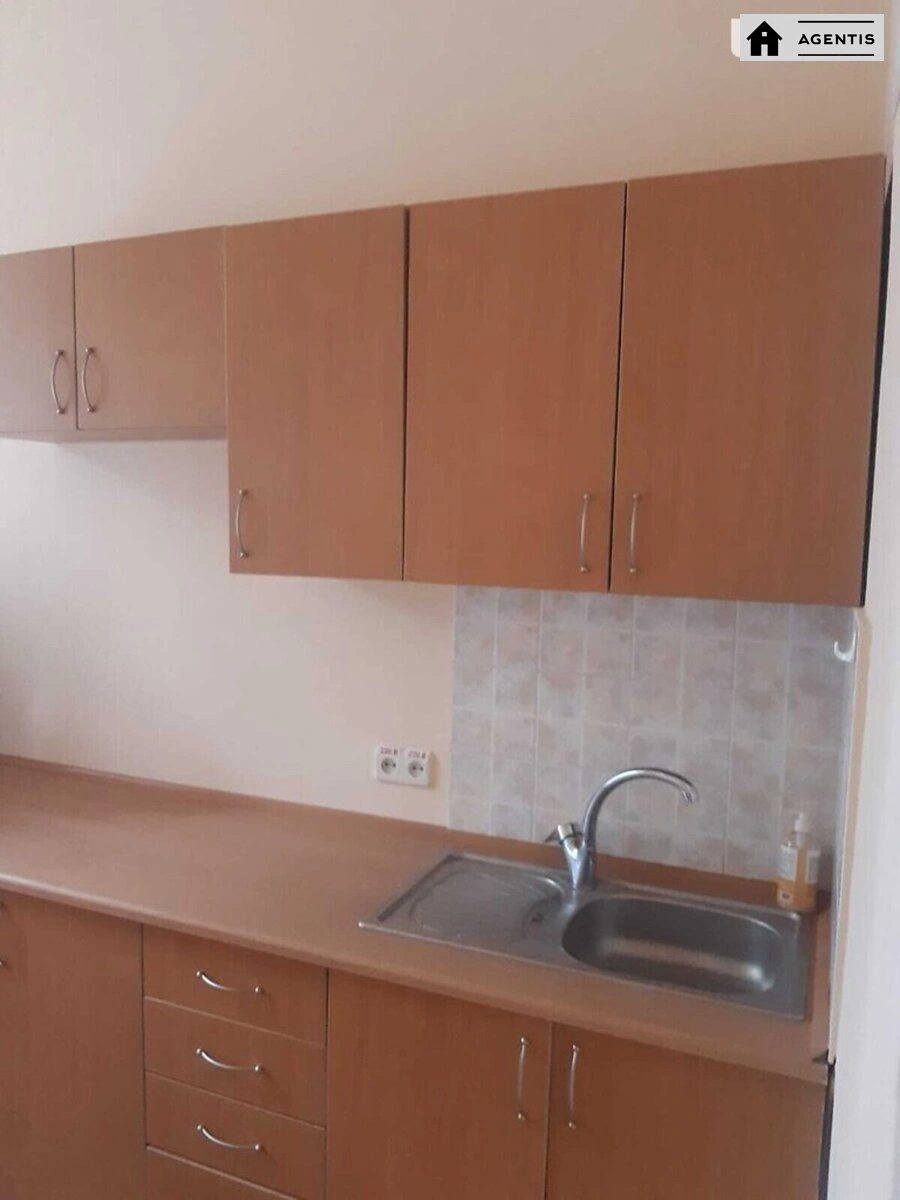 Apartment for rent. 3 rooms, 70 m², 1st floor/4 floors. 79, Volodymyrska 79, Kyiv. 