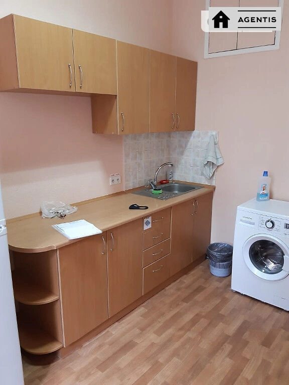 Apartment for rent. 3 rooms, 70 m², 1st floor/4 floors. 79, Volodymyrska 79, Kyiv. 