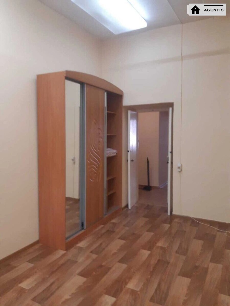 Apartment for rent. 3 rooms, 70 m², 1st floor/4 floors. 79, Volodymyrska 79, Kyiv. 