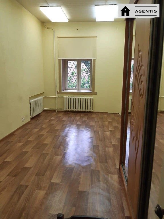 Apartment for rent. 3 rooms, 70 m², 1st floor/4 floors. 79, Volodymyrska 79, Kyiv. 