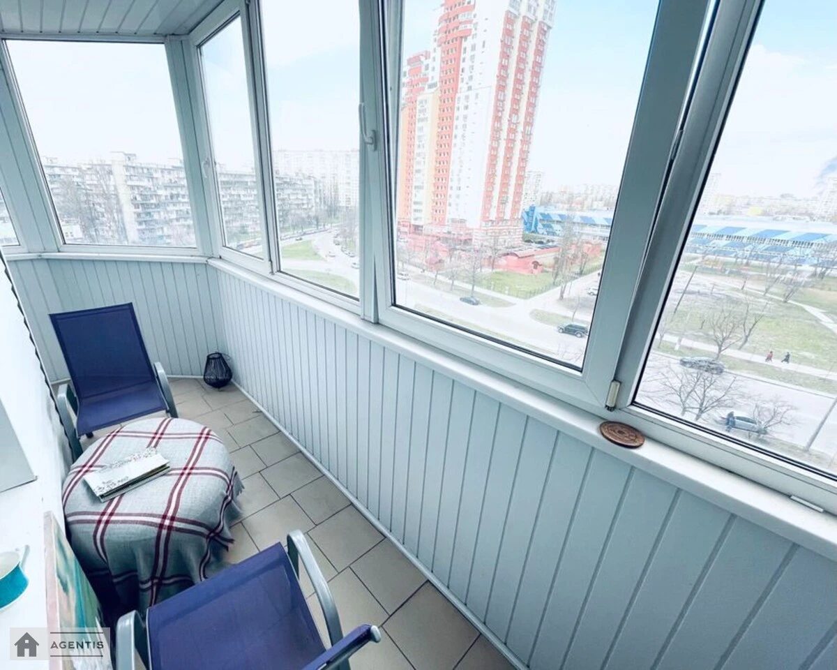 Сдам квартиру. 3 rooms, 105 m², 7th floor/16 floors. 16, Павла Тичини просп., Киев. 