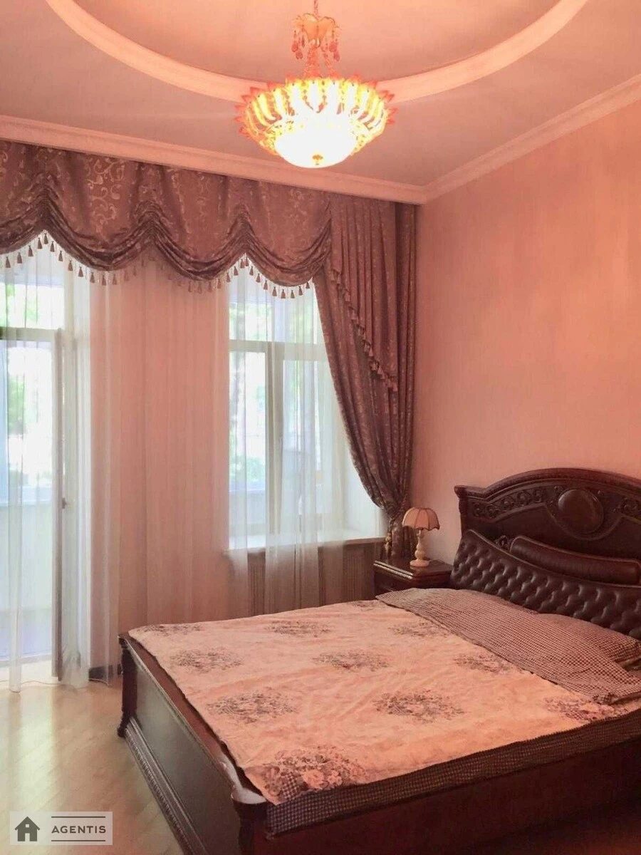 Apartment for rent. 4 rooms, 100 m², 2nd floor/4 floors. Kropyvnytckogo 4, Kyiv. 