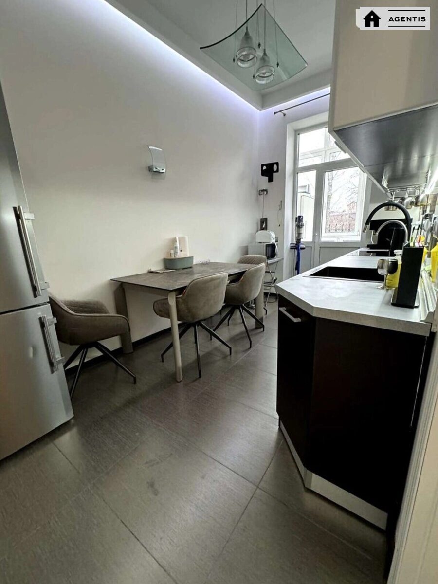 Apartment for rent. 3 rooms, 102 m², 4th floor/6 floors. 32, Shovkovychna 32, Kyiv. 