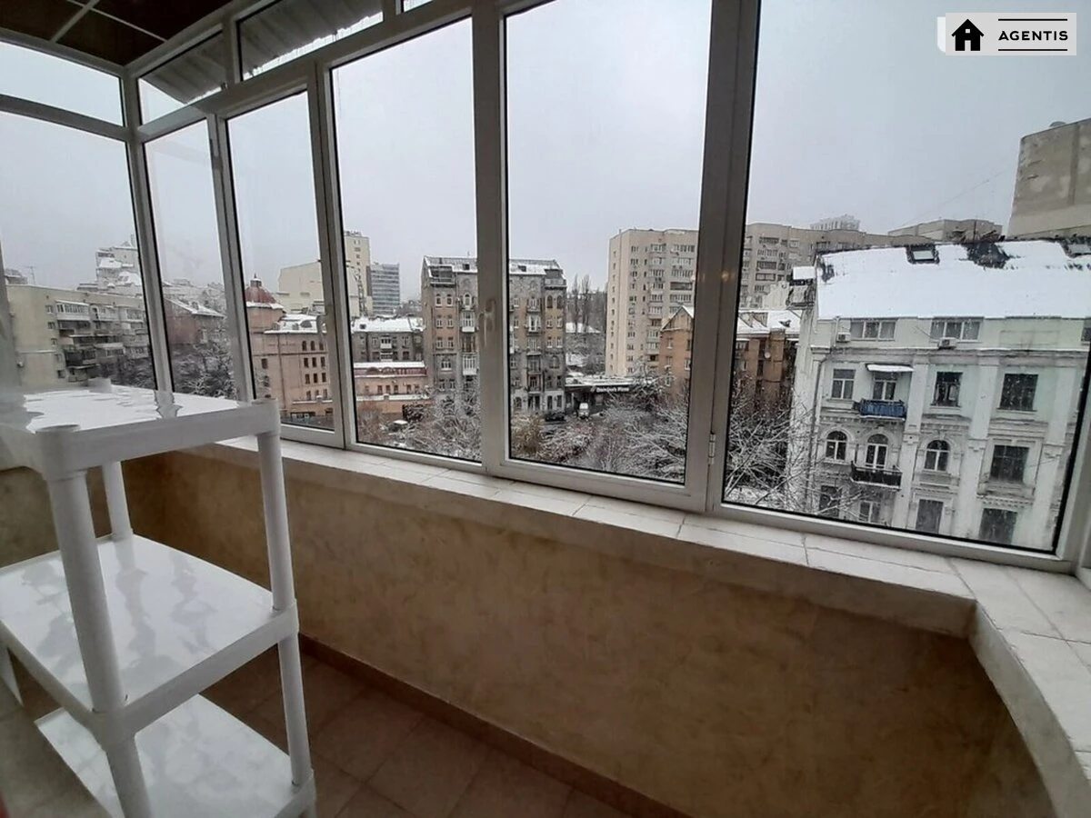 Apartment for rent. 3 rooms, 130 m², 5th floor/6 floors. 57, Bohdana Khmelnytskoho vul., Kyiv. 