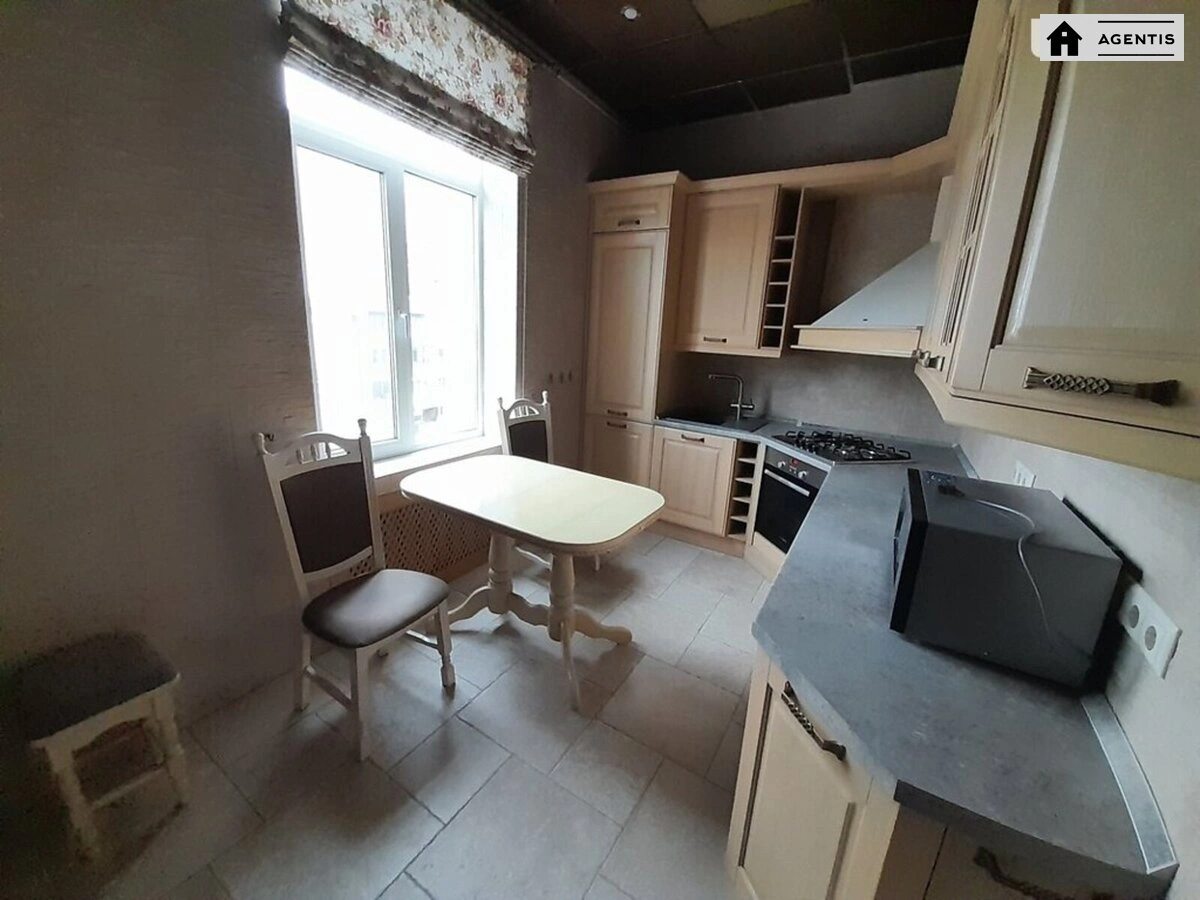 Apartment for rent. 3 rooms, 130 m², 5th floor/6 floors. 57, Bohdana Khmelnytskoho vul., Kyiv. 