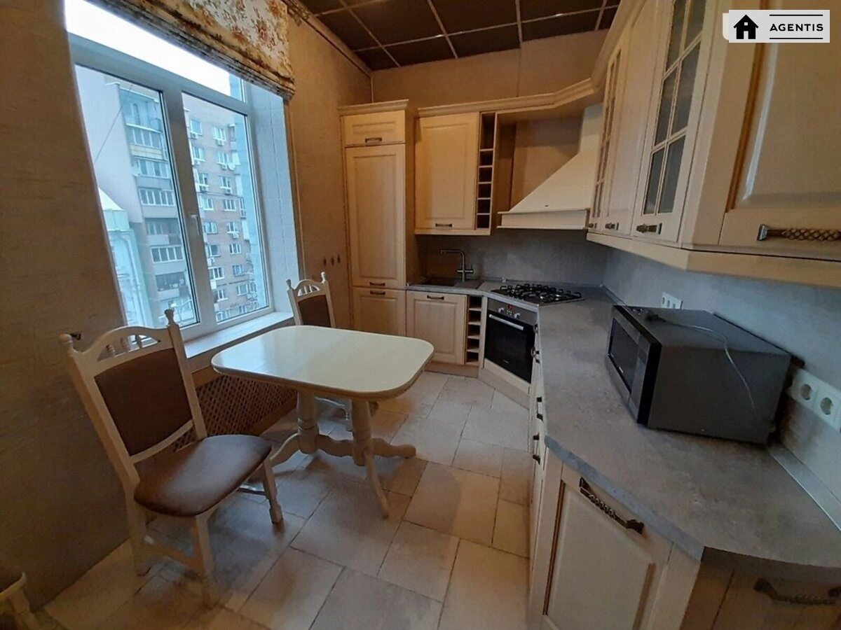 Apartment for rent. 3 rooms, 130 m², 5th floor/6 floors. 57, Bohdana Khmelnytskoho vul., Kyiv. 